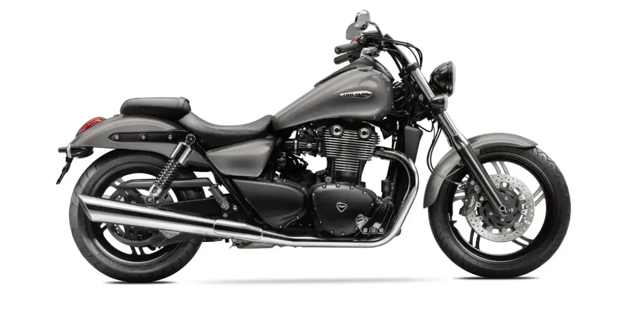 Szary motocykl Triumph z chromowanymi elementami i dwucylindrowym silnikiem. Idealny na długie trasy i miejskie przejażdżki.