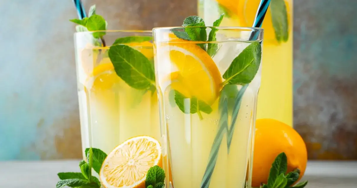 Orzeźwiająca lemoniada z cytryną i miętą, idealna na lato. Ten przepis na lemoniadę zachwyci każdego!