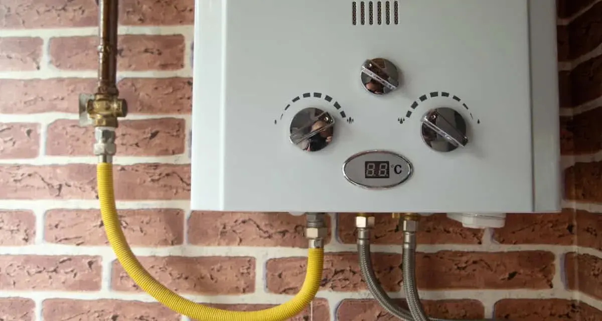 Scaldabagno bianco con tubi collegati. Il display mostra 8.8°C. Speriamo che non fischi!