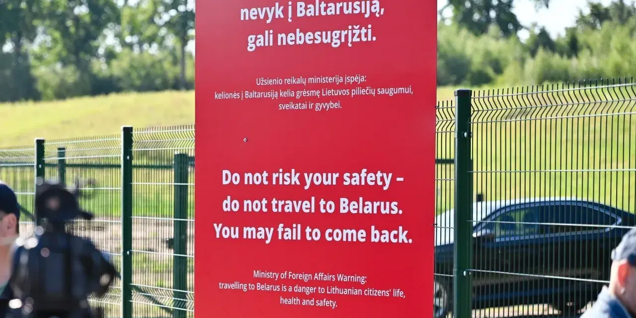 Ostrzeżenie na granicy: "Nie ryzykuj bezpieczeństwa – nie podróżuj na Białoruś. Możesz nie wrócić." Czy Litwa jest bezpieczna? Ostrzeżenie sugeruje, że podróż na Białoruś jest niebezpieczna.