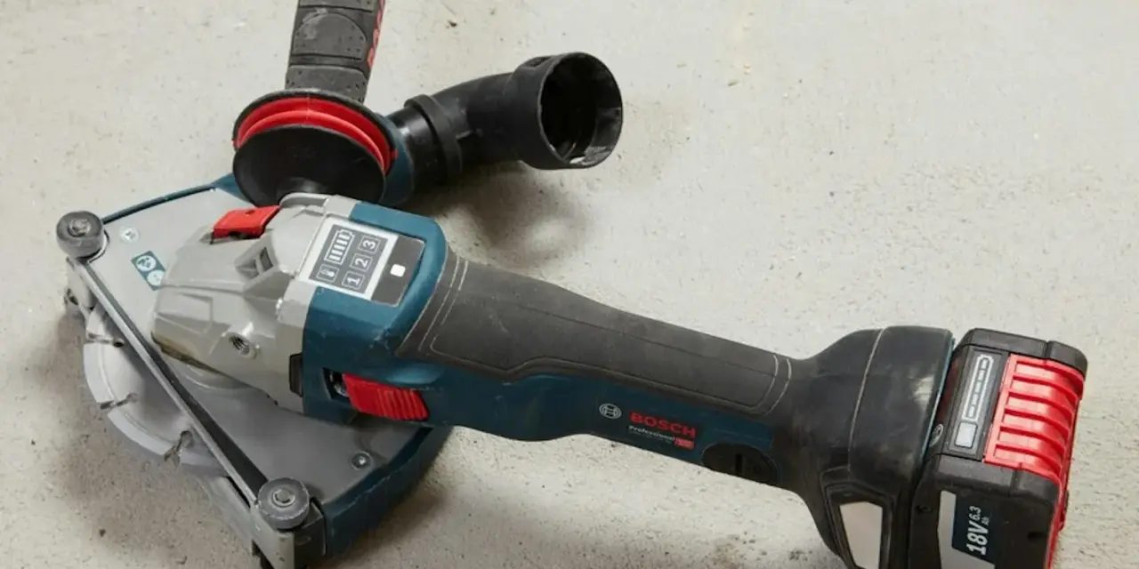 En Bosch betongfräs redo att spåra i betong. Med dammutsug och batteri.
