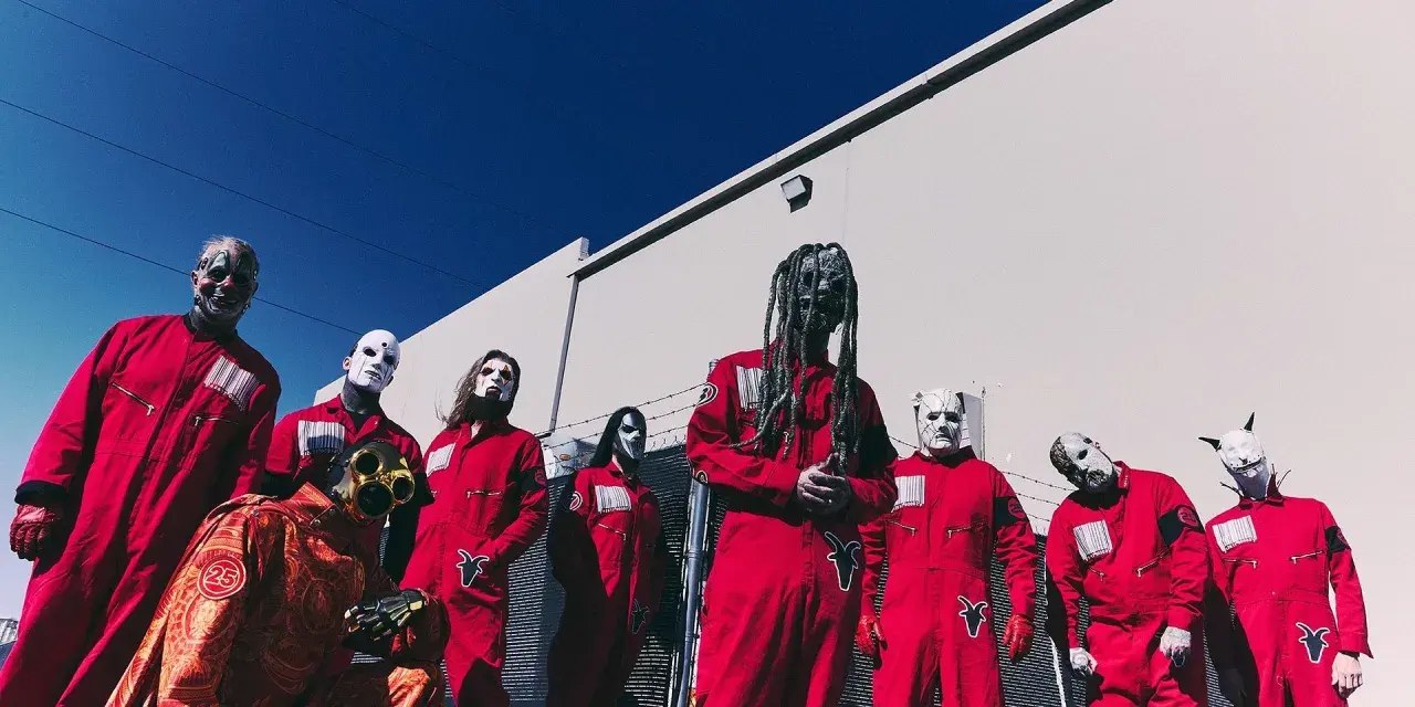 Zespół Slipknot w czerwonych kombinezonach i maskach, gotowy na premierę **slipknot new album**.