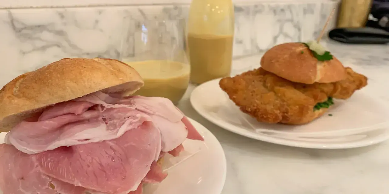 Dwa pyszne sandwicze, jeden z szynką, drugi z panierowanym kotletem, idealne, by sprawdzić, co warto zjeść w Wiedniu.