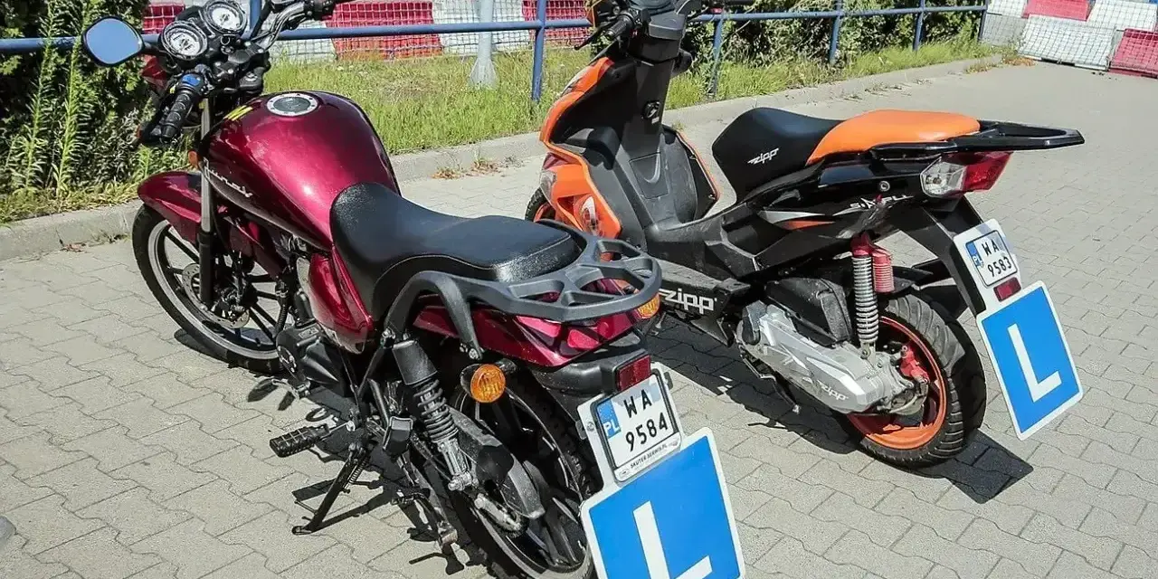 Dwa motorowery z literą "L" na tablicach, symbolizujące naukę jazdy. Od ilu lat można uzyskać kartę motorowerową?