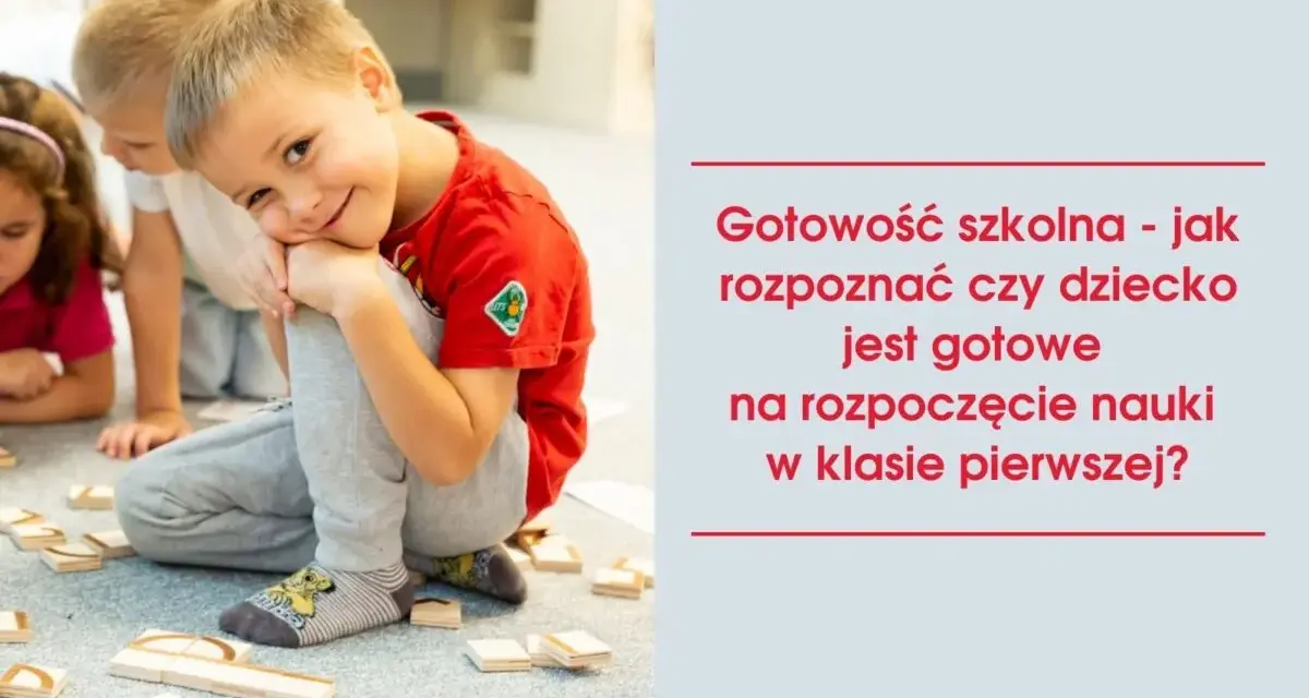 Uśmiechnięty chłopiec w czerwonej koszulce, gotowy do szkoły, bawi się klockami z innymi dziećmi.