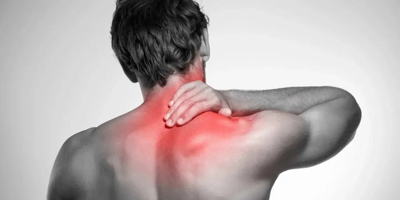 Uomo con mano sul collo e spalle rigide, evidenziate in rosso per indicare dolore.