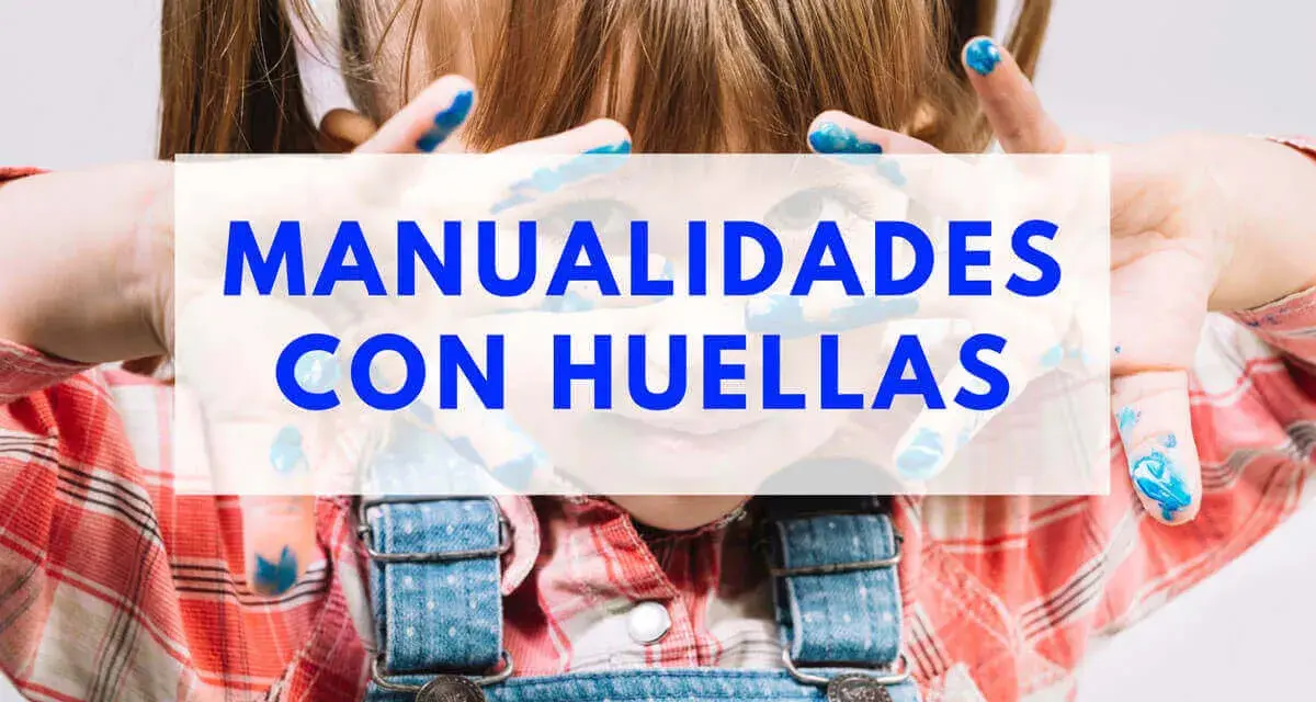 Niño con dedos manchados de pintura azul, listo para crear manualidades con huella.