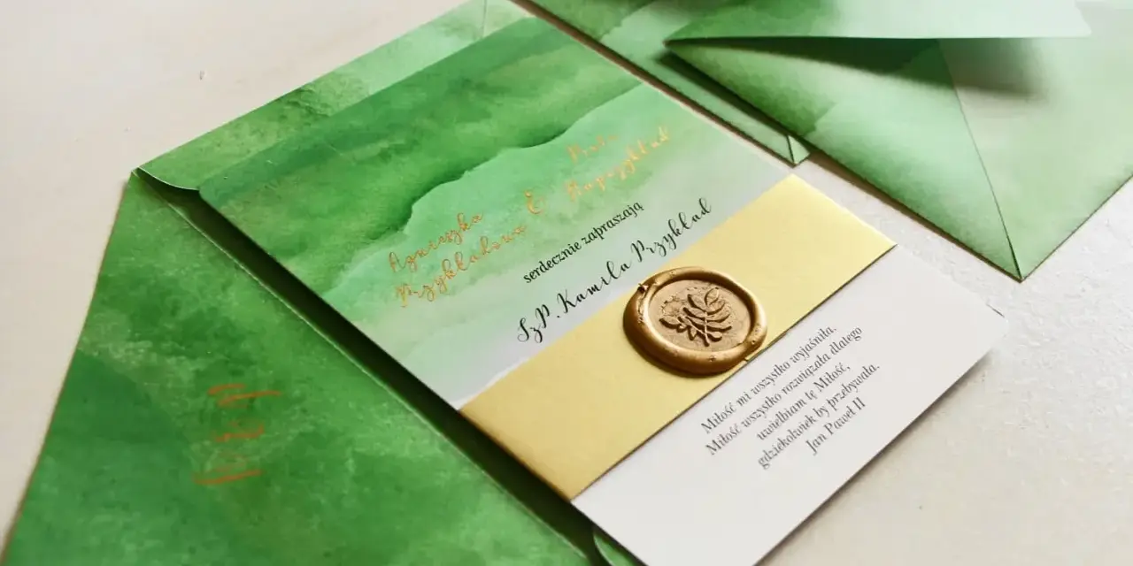 Zielone zaproszenia z akwarelowymi wzorami i złotym lakowym stemplem. Czy warto inwestować w personalizowaną papeterię rzemieślniczą z lakiem? Tak!