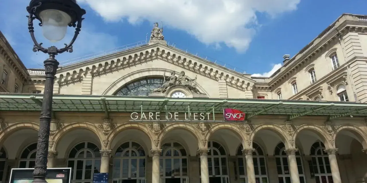 Gare de l'Est w Paryżu, idealne miejsce na rozpoczęcie podróży z **interrail global pass**.