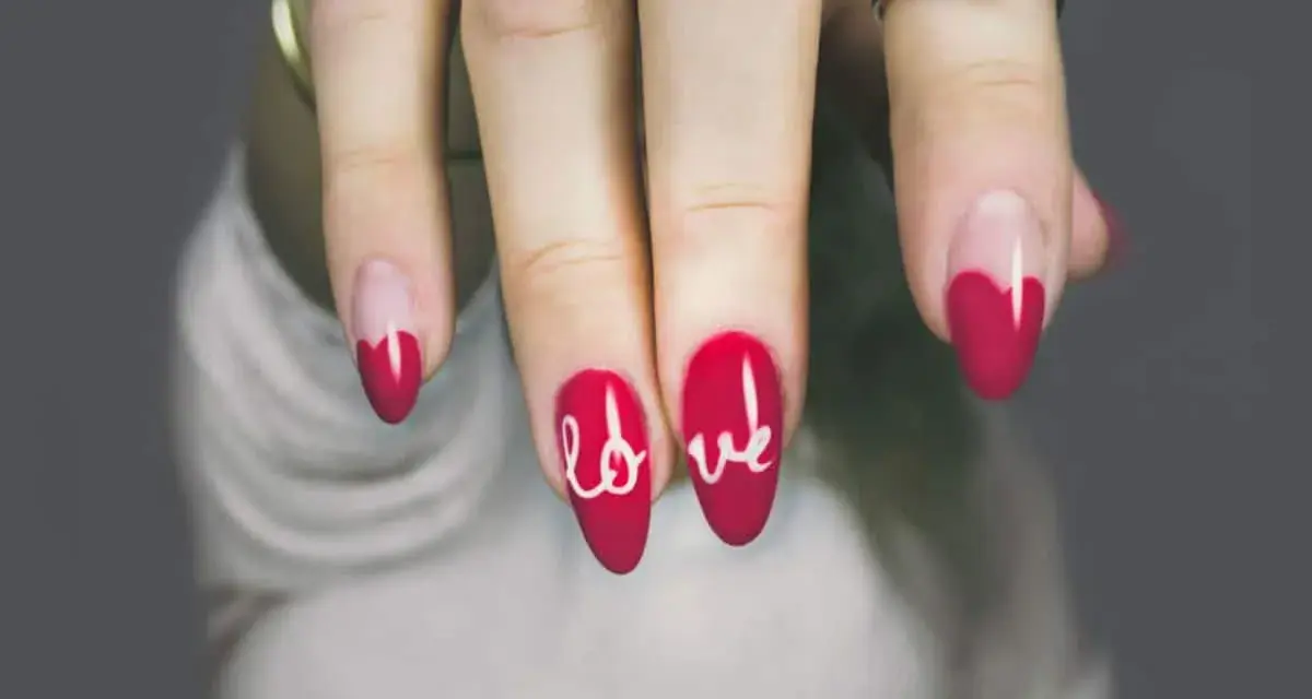Unghie gel rosse con cuore e scritta "love". Perfetti disegni unghie gel facili per San Valentino.