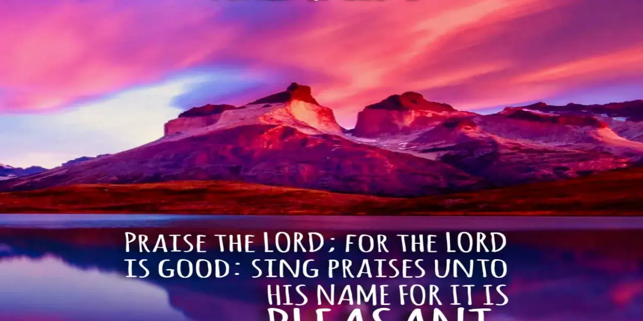Berglandschaft bei Sonnenuntergang, mit dem Text "PSALMS 135:3" und "PRAISE THE LORD; FOR THE LORD IS GOOD: SING PRAISES UNTO HIS NAME FOR IT IS PLEASANT.