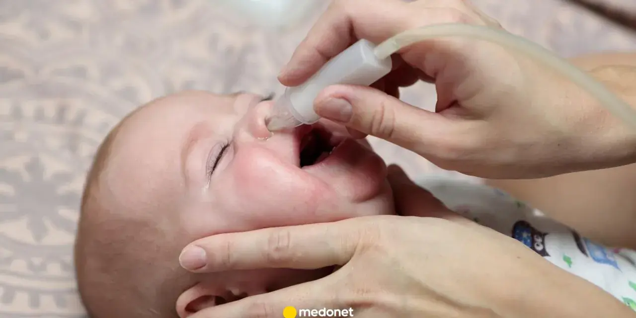Oczyszczanie noska niemowlaka z wydzieliny, która może być przyczyną mokrego kaszlu.