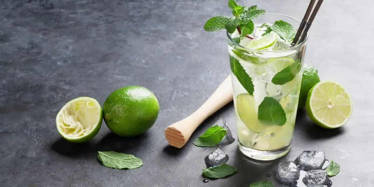 Orzeźwiający mohito drink co zamiast rumu? Limonka, mięta i lód tworzą idealny letni napój.