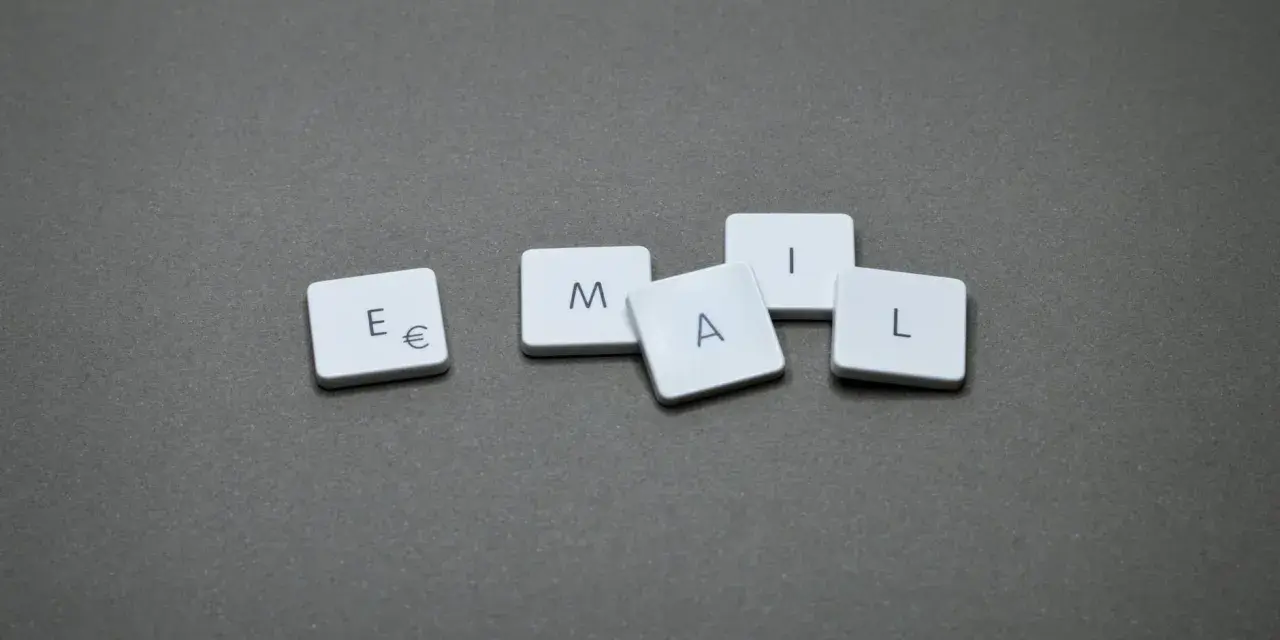 Kafelki z literami E, M, A, I, L układają się w słowo "EMAIL". Zastanawiasz się, jak napisać maila z CV?