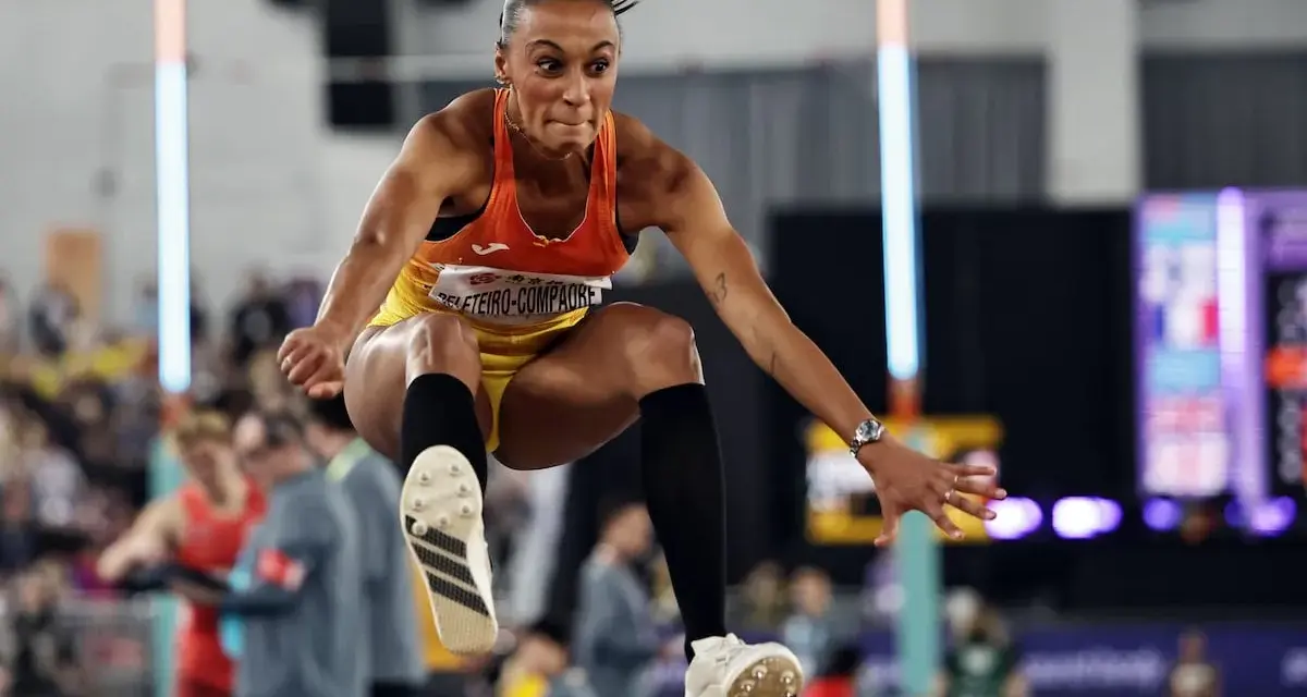 Ana Peleteiro, a atleta española, en pleno salto. Su edad no es impedimento para su potencia.