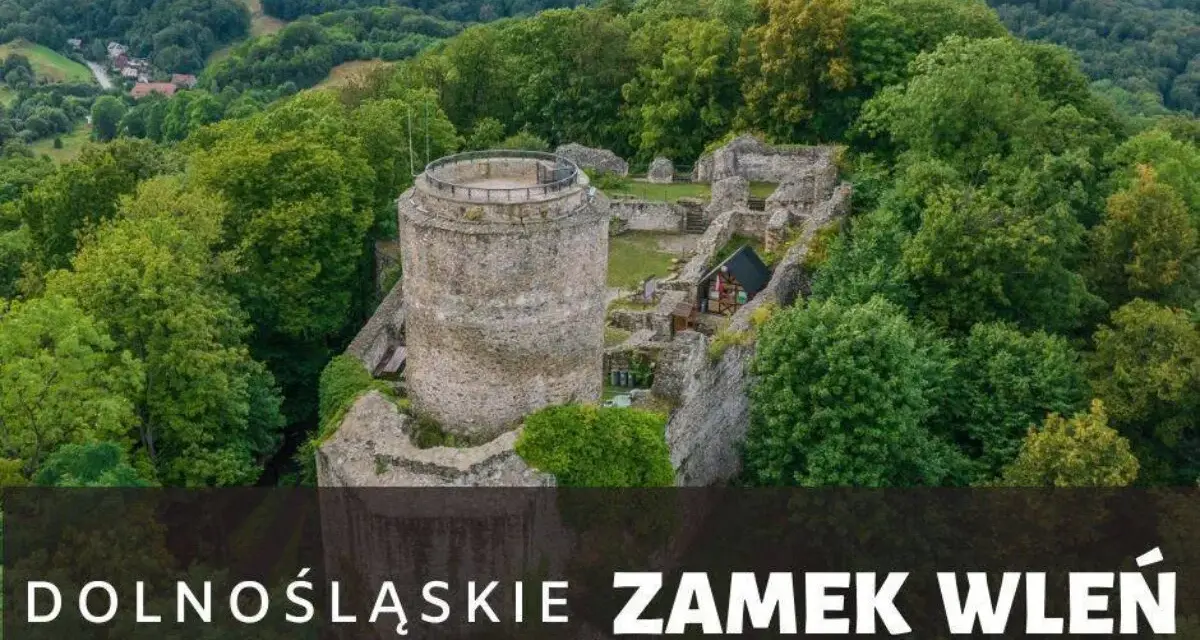 Ruiny zamku Wleń na tle zielonych wzgórz. Jak dojechać do tego malowniczego miejsca?