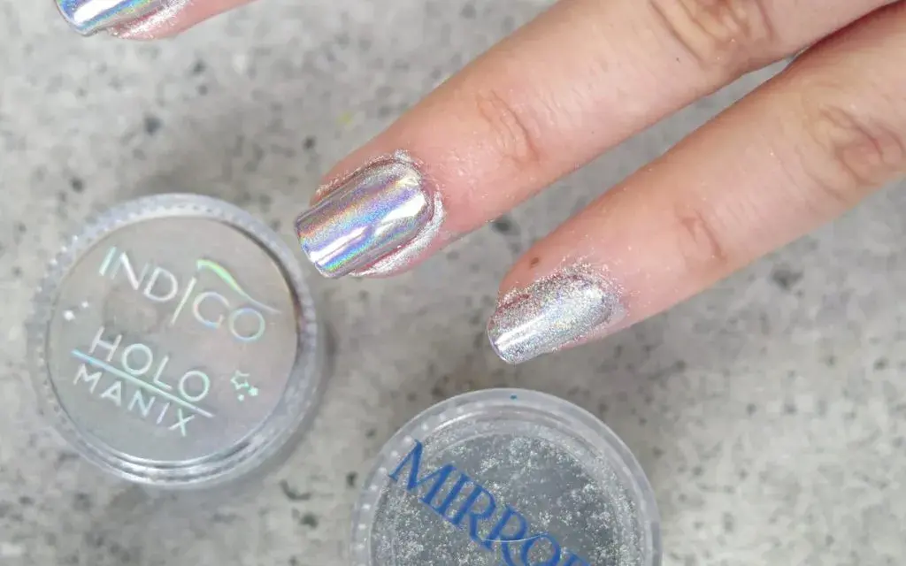 Jak wetrzeć pyłek w paznokcie, aby uzyskać idealny efekt manicure