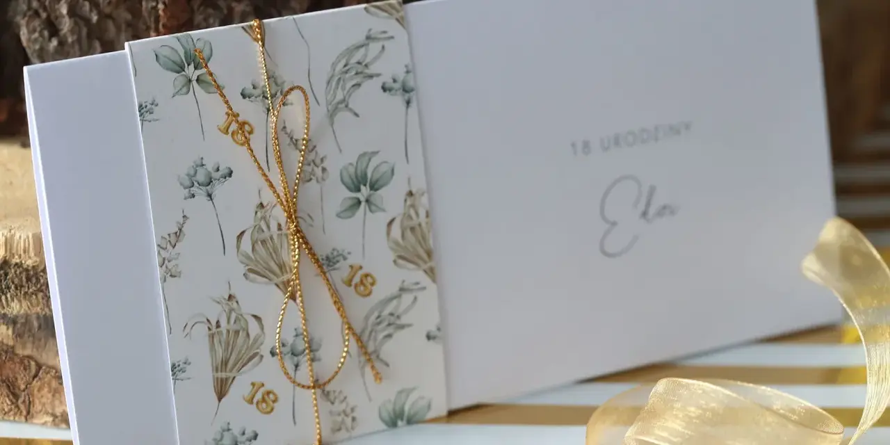 Eleganckie zaproszenia na 18 urodziny z motywem roślinnym i złotym sznurkiem. Idealne, by pokazać, jak spersonalizować zaproszenia na osiemnastkę diy pomysły i materiały.