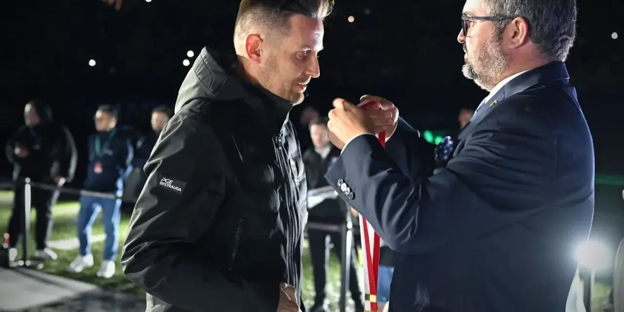 Piotr Kępa odbiera medal podczas ceremonii.