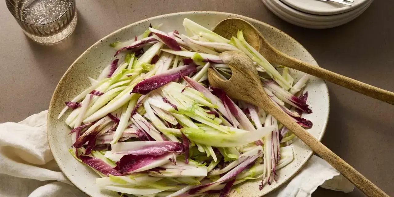 Ensalada de endivias y radicchio, con sus hojas moradas y blancas, lista para servir. ¡Qué pena que la endivia es muy mala!