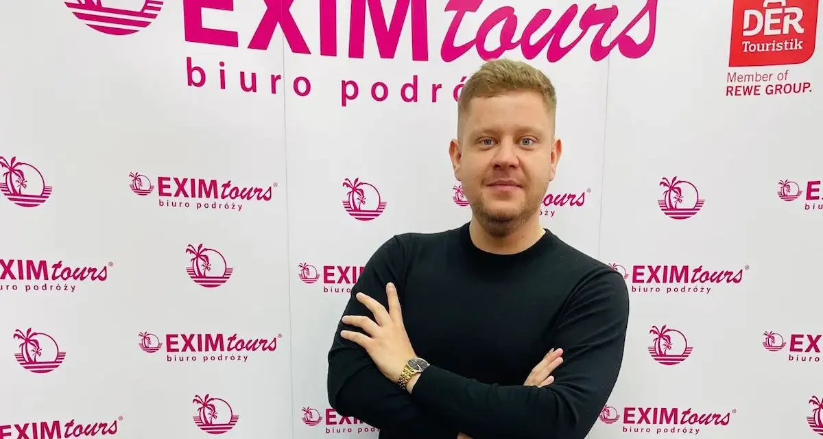 Mężczyzna na tle logo EXIM tours. Czy to zapowiedź bankructwa?