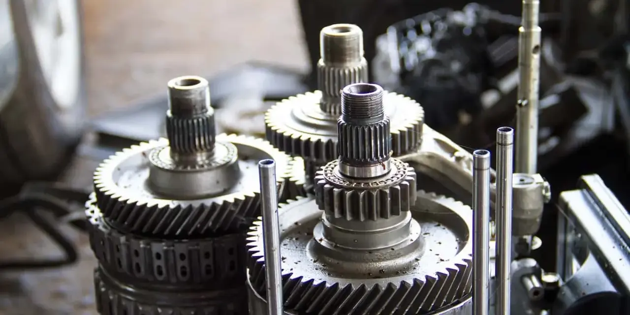 Metalowe tryby i wałki, być może objawy uszkodzonego reduktora 4x4.