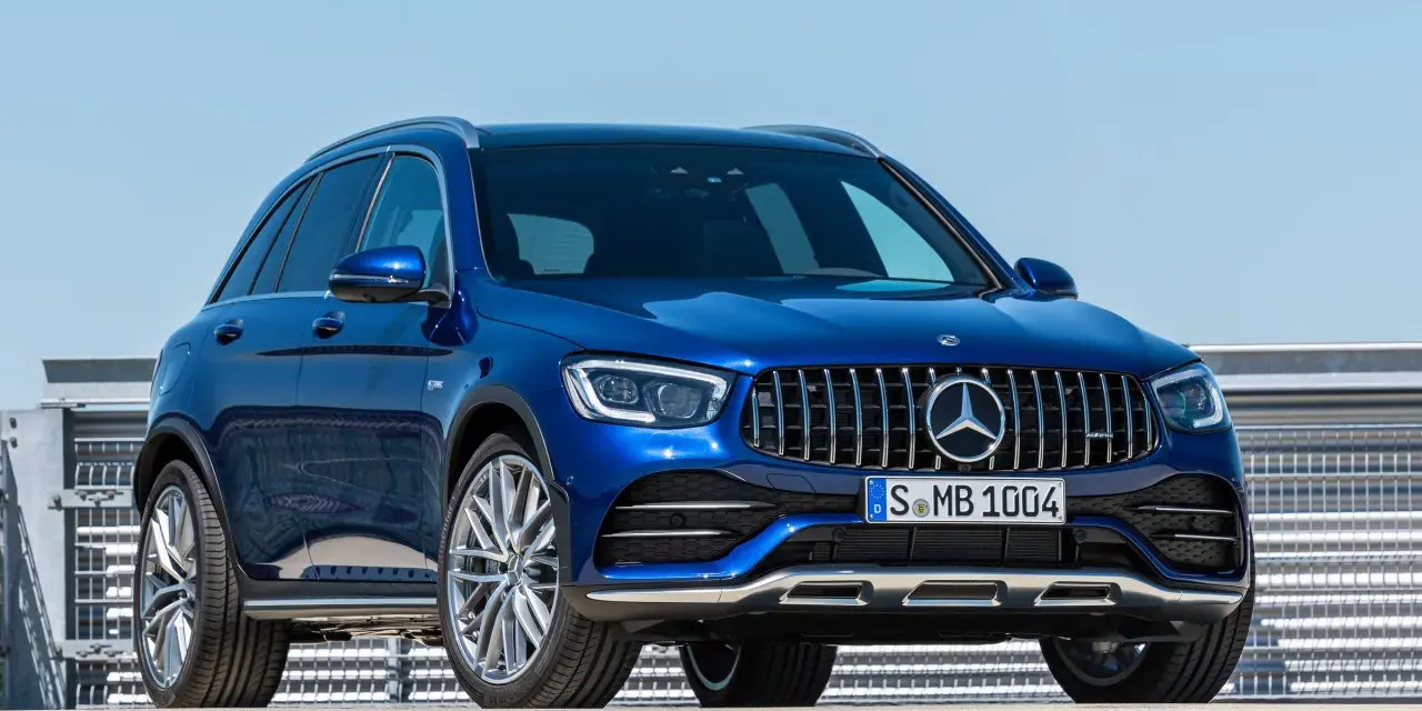 Błękitny Mercedes-Benz GLC 43 AMG z grillem Panamericana i felgami AMG, gotowy do dynamicznej jazdy.