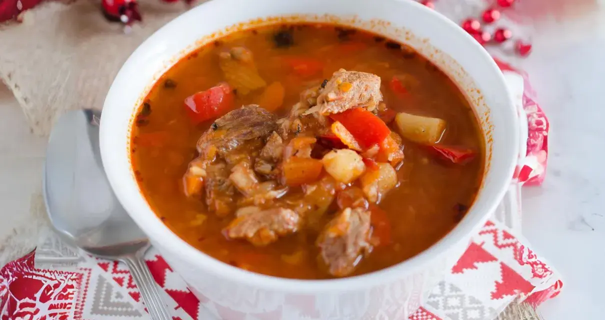 Aromatic keto zupa gulaszowa z kawałkami mięsa i warzyw w głębokim, czerwonym bulionie.