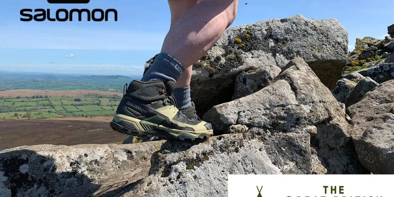 Buty Salomon X Ultra 5 Mid GTX na skalistym szlaku. Noga w bucie na tle krajobrazu.