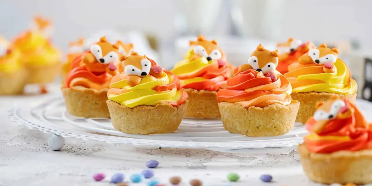 Niedliche Fuchstörtchen mit orange-gelber Creme, perfekt als Geburtstagskuchen für Kinder.