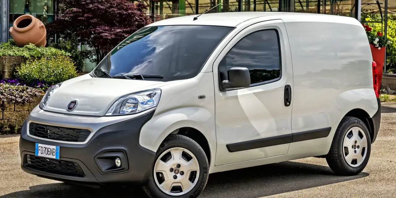 Biały Fiat Fiorino, idealny do transportu. Sprawdź jego praktyczne fiat fiorino wymiary paki, by przewieźć wszystko, czego potrzebujesz.