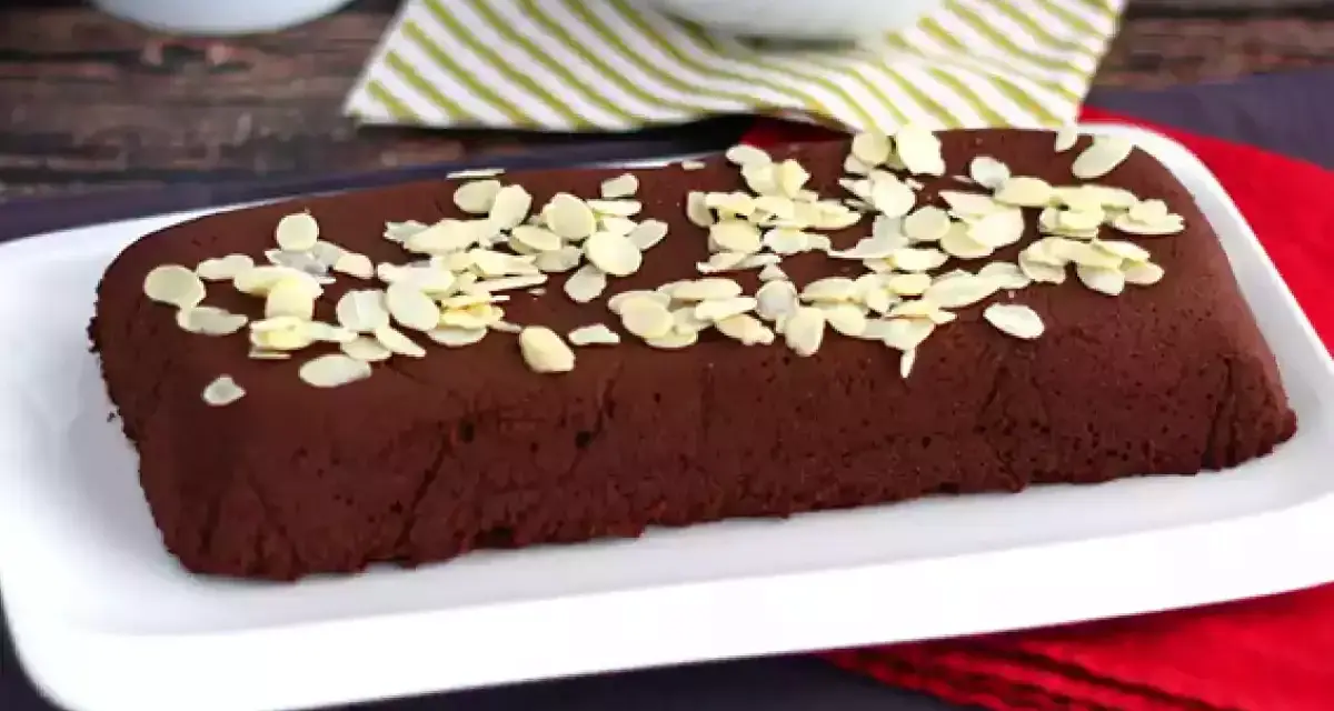 Une délicieuse marquise au chocolat, parsemée d'amandes effilées, attend d'être dégustée.