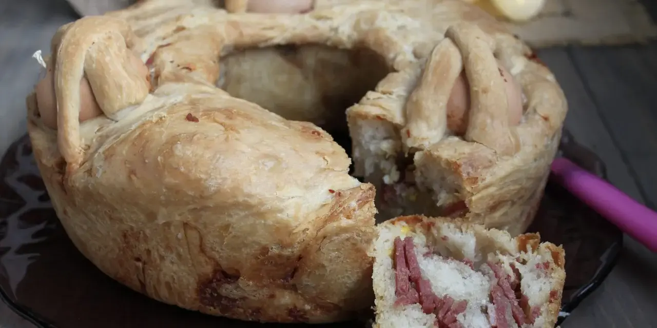 Casatiello napoletano ricetta della nonna: un rustico profumato con uova e salumi, perfetto per la Pasqua.