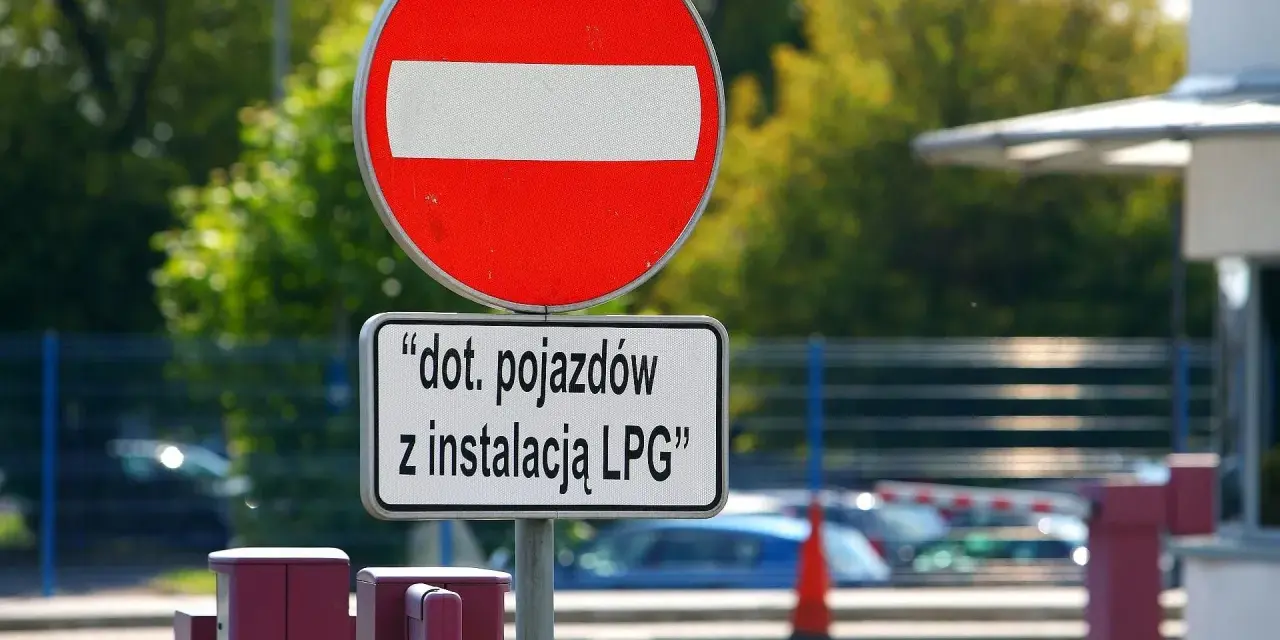 Znak B2 "zakaz wjazdu" z tabliczką informującą, że dotyczy pojazdów z instalacją LPG.