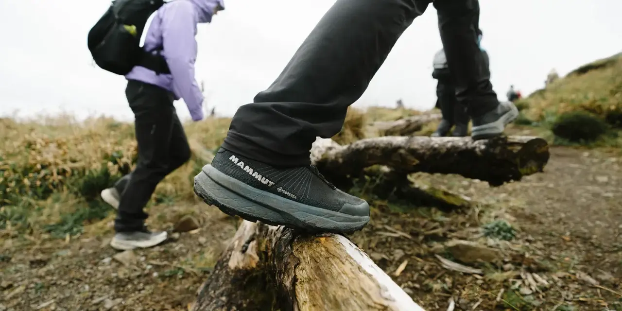 Jesienne buty w góry: turysta w butach Mammut Gore-Tex pokonuje przeszkody na szlaku.