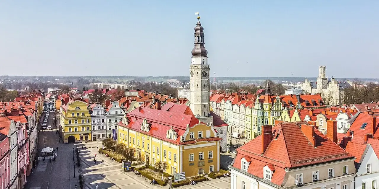 Rynek w Bolesławcu z ratuszem i wieżą zegarową to główne bolesławiec atrakcje. Kolorowe kamienice tworzą malowniczy widok.