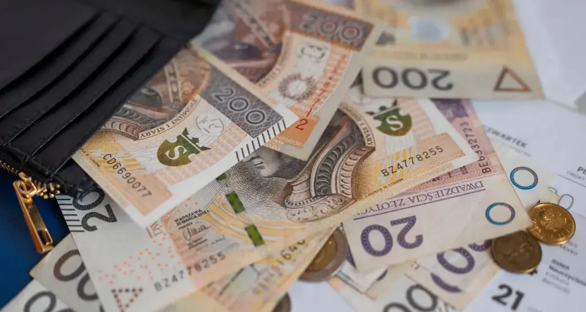 Portfel z polskimi banknotami 200 i 20 zł. Czy to już przekroczenie pierwszego progu podatkowego?