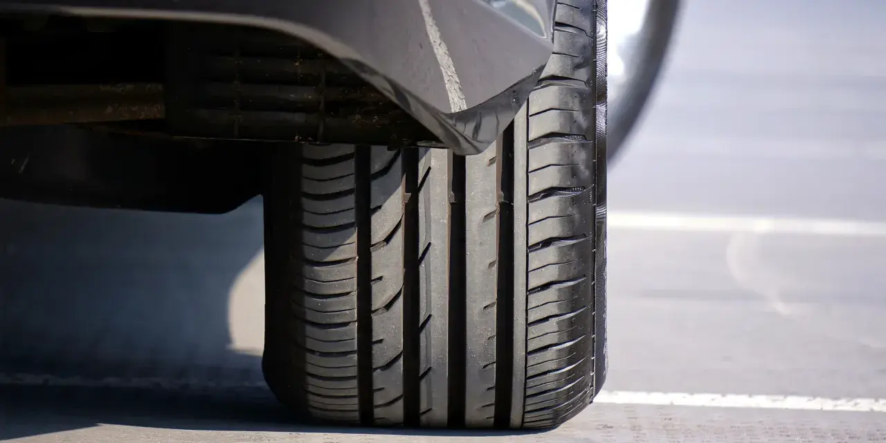 Gomme auto con battistrada ben visibile, misura 185 55 r15. La pressione corretta è fondamentale per la sicurezza.