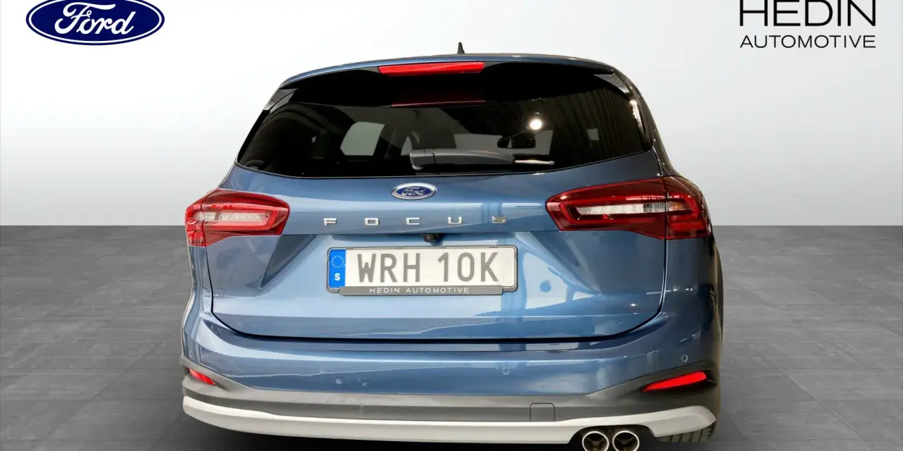 Blå Ford Focus med registreringsskylten WRH 10K. Perfekt för din nästa ford focus serviceintervall.