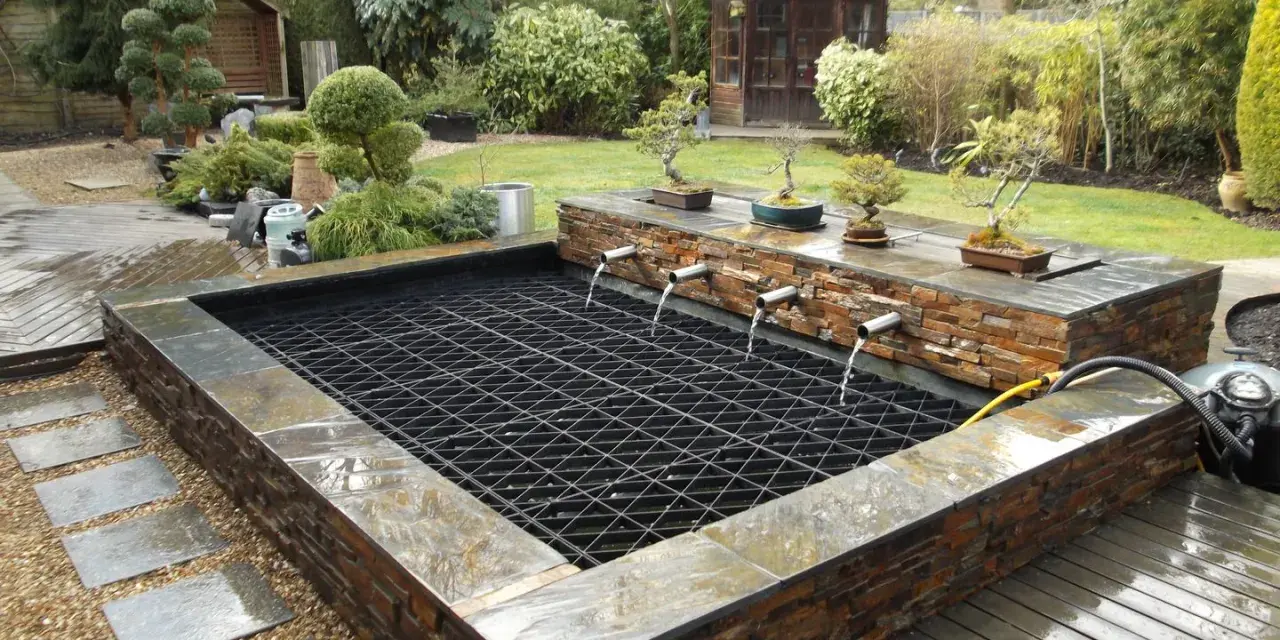 Estanque con cascadas y bonsáis, ideal para recoger agua de lluvia. Un oasis zen en el jardín.