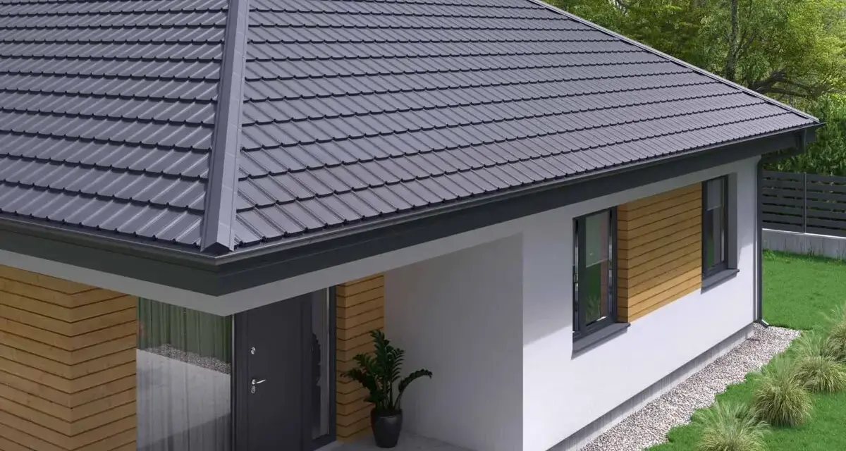 Nowoczesny dom z szarym, ceramicznym dachem czterospadowym. Elewacja częściowo drewniana, częściowo biała.