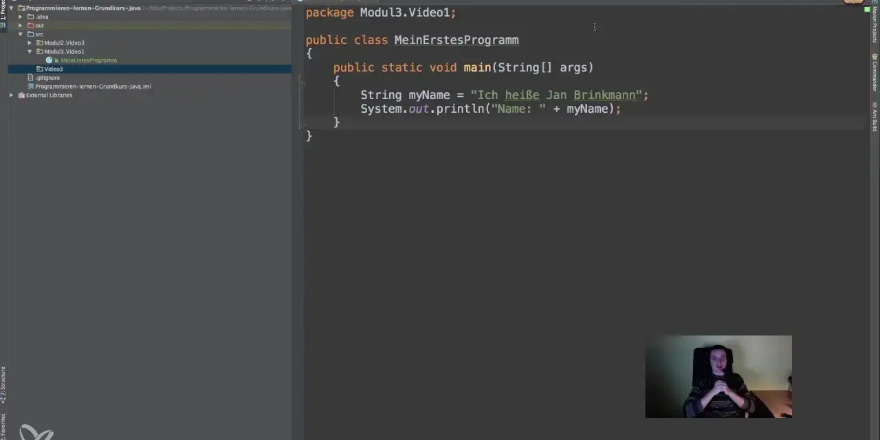 Java-Code mit der Syntax `public static void main(String[] args)` zeigt, wie man einen Namen ausgibt.