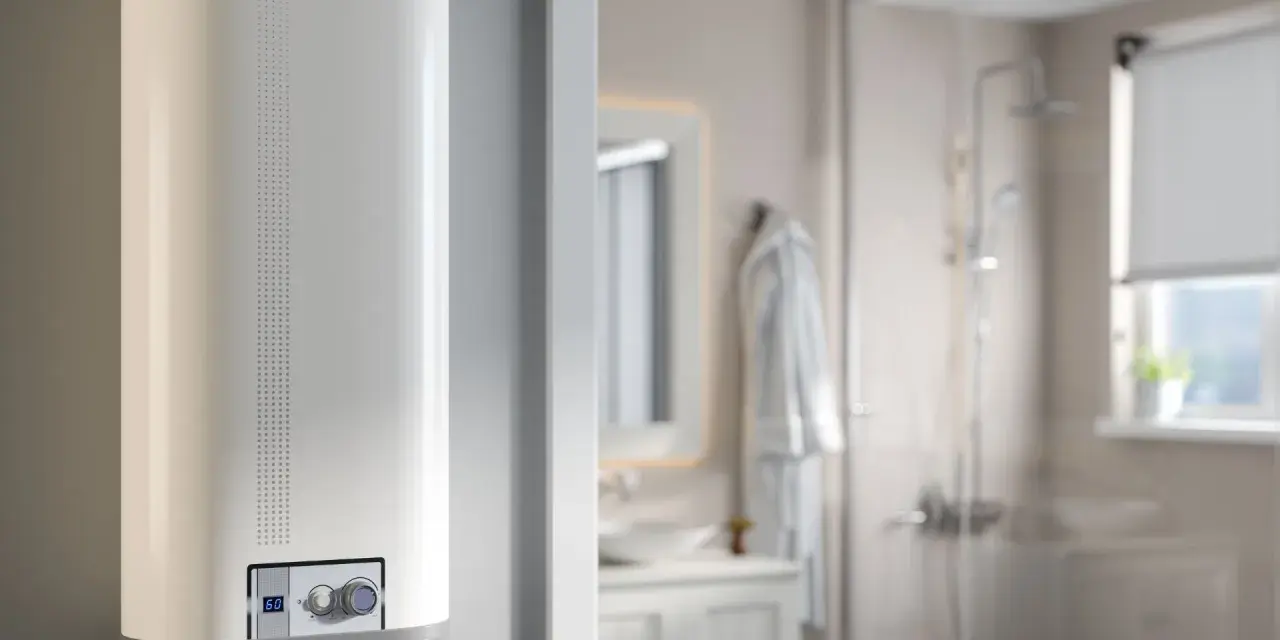 Scaldabagno bianco moderno in un bagno. Potrebbe essere la causa del fischio.
