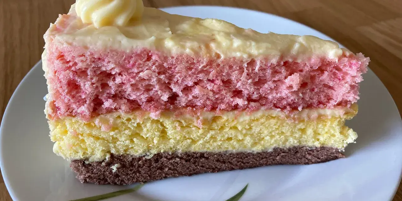 Ein Stück bunte, einfache Torte mit Puddingcreme. Schichten aus Schoko-, gelbem und rosa Biskuit, bedeckt mit cremiger Puddingfüllung.