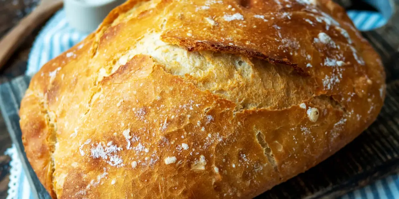 Frisch gebackenes Brot mit knuspriger Kruste, perfekt für den Pizzastein bei richtiger Temperatur.