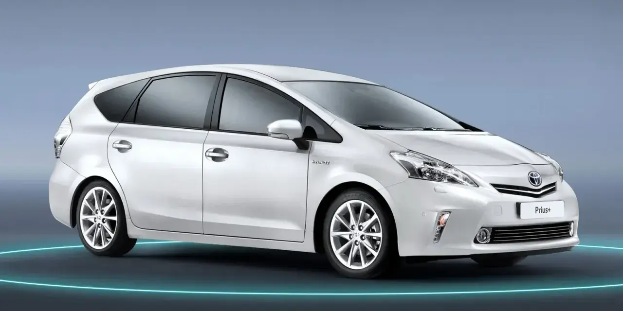 Biały minivan Toyota Prius+ z niebieskim obrysem na ciemnym tle.