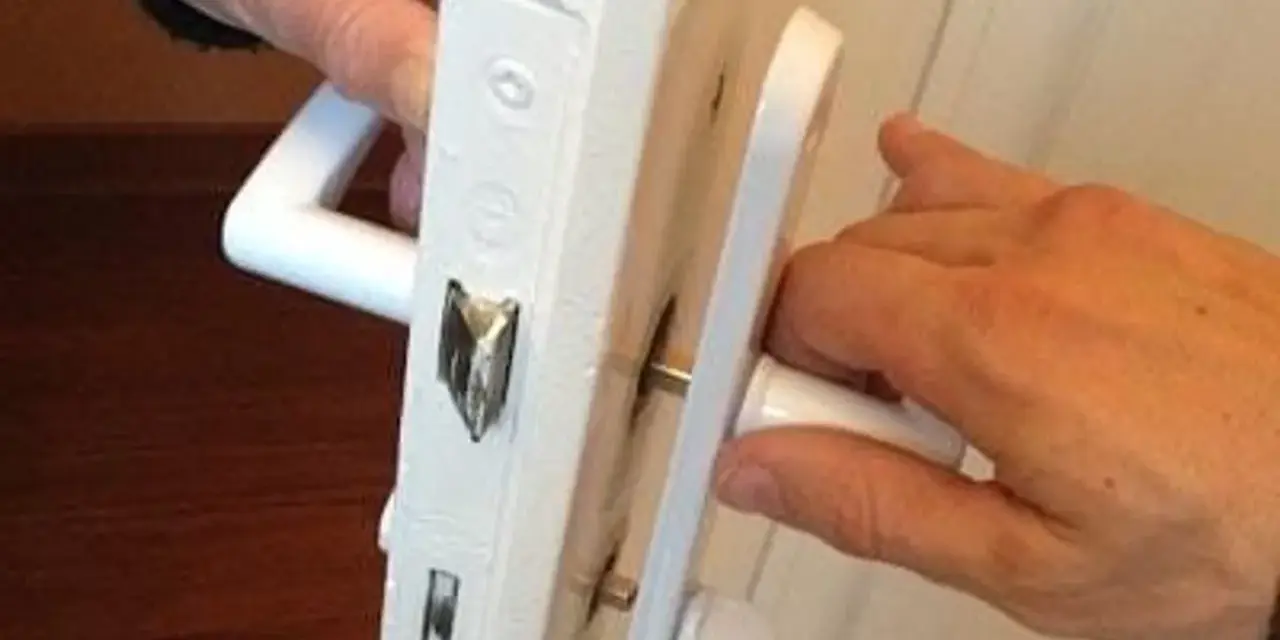 Maintenant, je vais vous montrer comment démonter une poignée de porte clipsable.