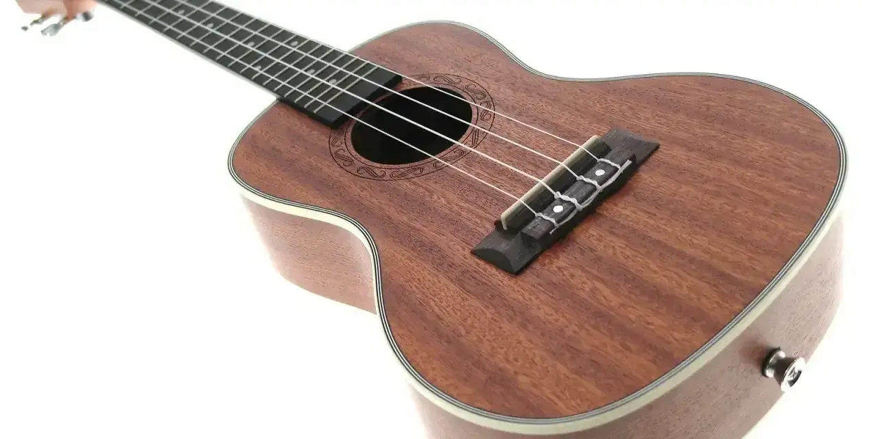 Brązowe drewno na gitarę ukulele, z widocznym mostkiem i strunami.