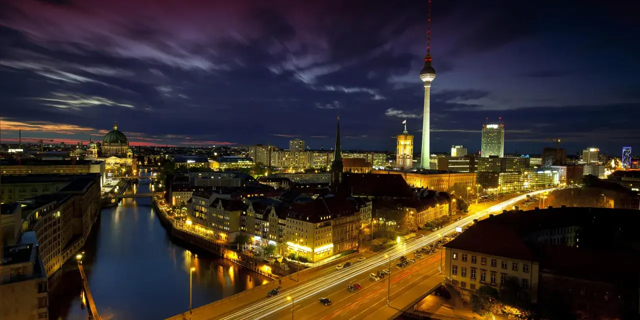 Berlin bei Nacht: Fernsehturm, Dom und Spreeufer. Ein Blick von einem der vielen Aussichtspunkte Berlins.