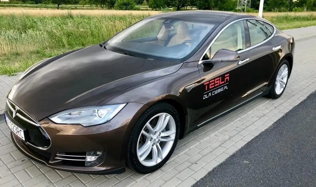 Ile przejedzie Tesla? Zasięg różnych modeli w trudnych warunkach